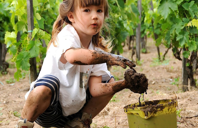 مشكلة لعق الاشياء عند أطفال التوحد